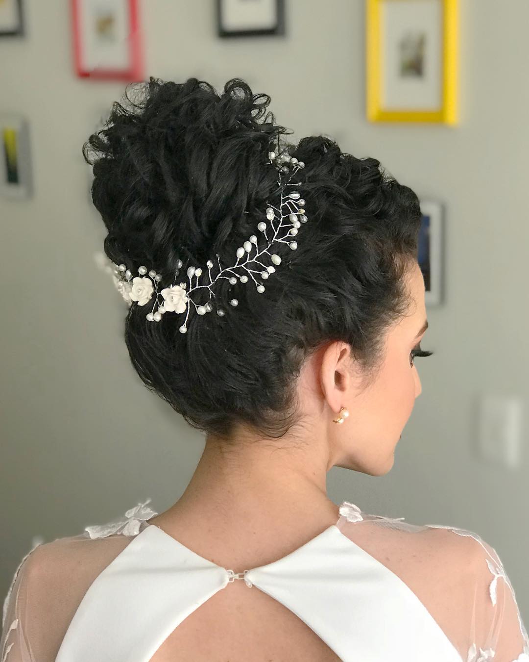 Penteados Semi-presos para Noivas Cacheadas: Elegância e Charme