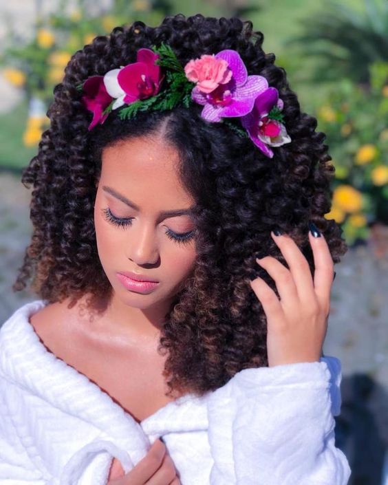 Inspirações de Maquiagem que Combinam com Penteados Cacheados de Noiva