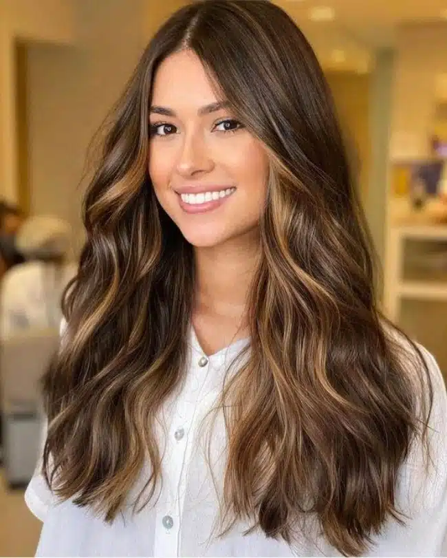 morena iluminada em cabelo cacheado