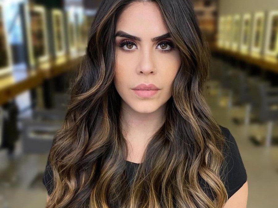 morena iluminada em cabelo cacheado