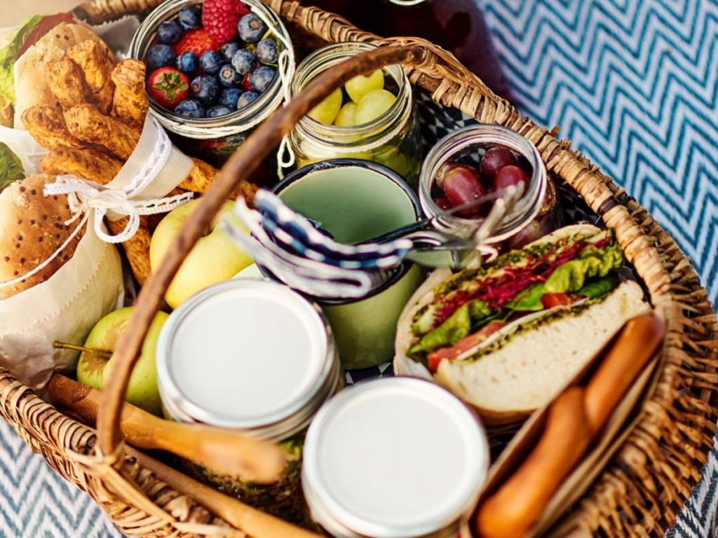 cesta de vime ou bolsa termica para piquenique