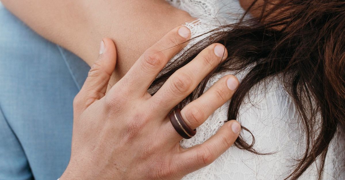 O Anel no Polegar: Desvendando a Identificação Lésbica e a Força Feminina