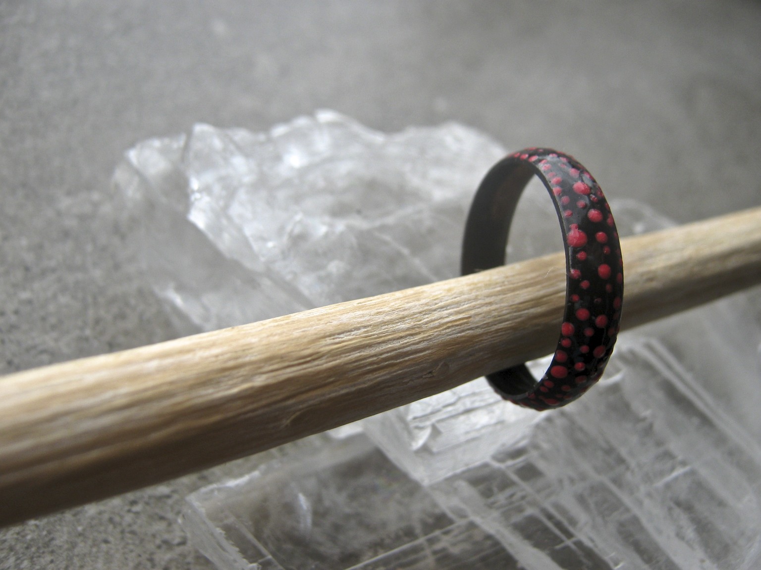 O Anel no Polegar: Desvendando a Identificação Lésbica e a Força Feminina