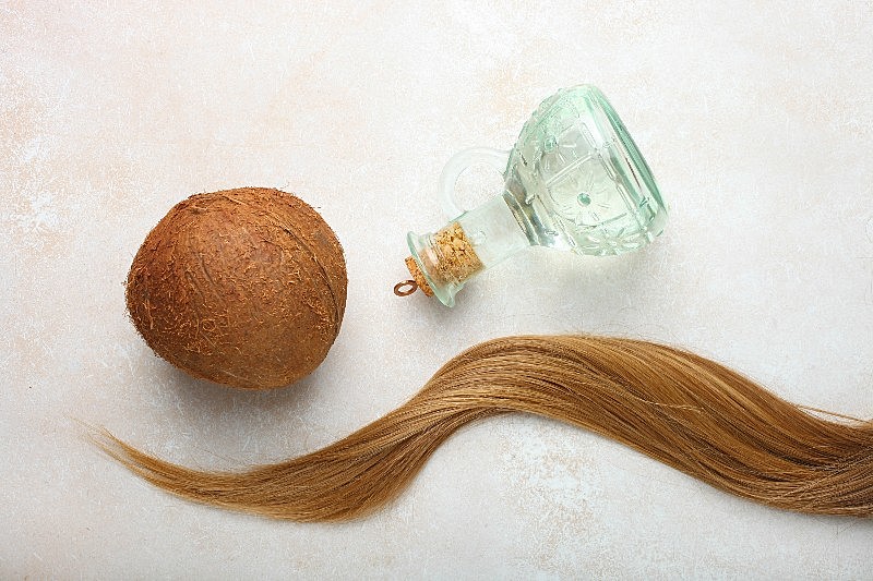 Queda de Cabelo: Quando o Óleo de Coco Pode Ajudar e Quando Evitar