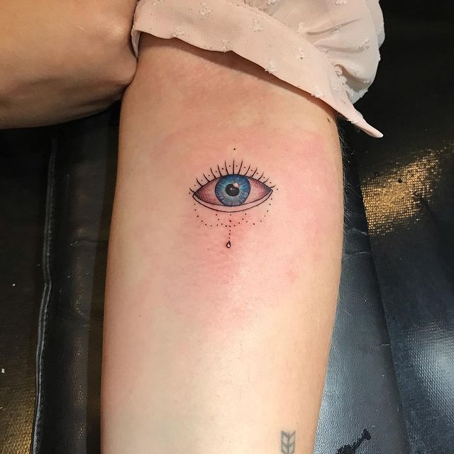 Sorte e Inspiração para sua Próxima Tatuagem
3. Desvendando o Olho Grego: História