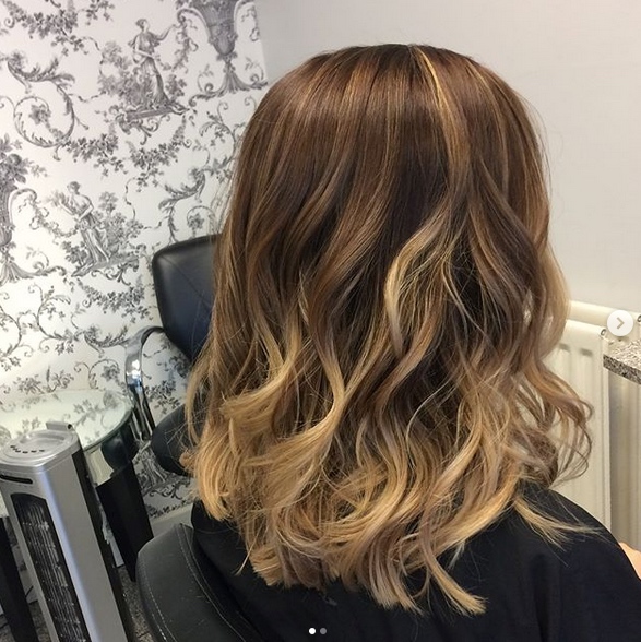 Ombré hair acinzentado em cabelo escuro: a tendência do mushroom brown