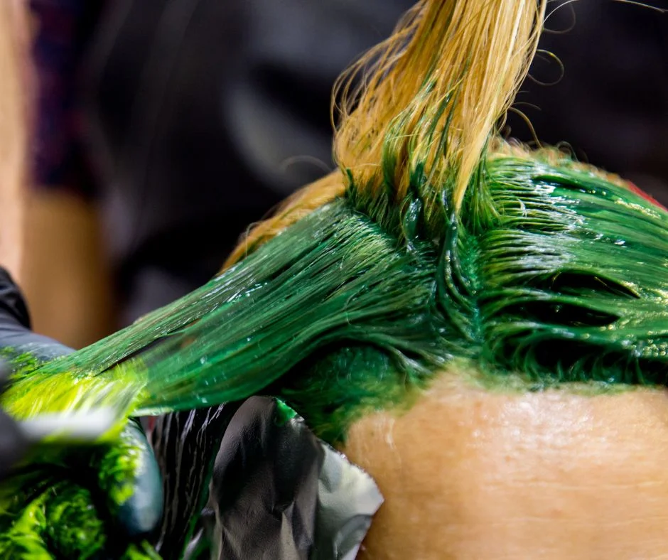 melhores metodos para tirar tinta de cabelo da pele