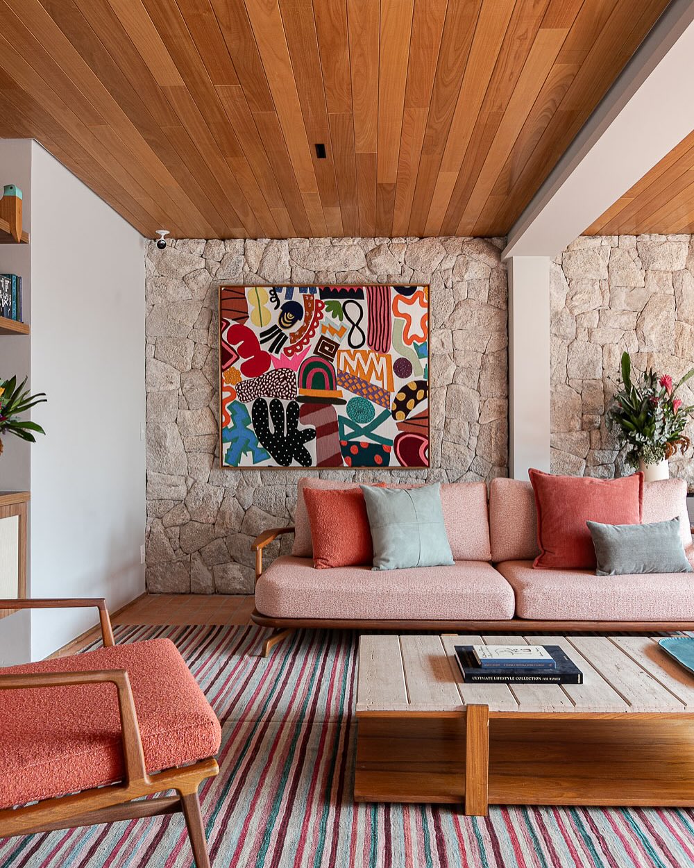 5 ideias de títulos:
1. Biofilia e Luxo Habitável: As Tendências de Design de Interiores para 2026
2. Cores e Materiais Naturais: A Paleta de Design para 2026
3. Móveis Icônicos e Clássicos: O Legado do Design em 2026
4. Marcenaria Tecnológica: A Integração do Futuro no Design de Interiores
5. Onde Encontrar Design Assinado no Brasil: Lojas e Marcas Essenciais