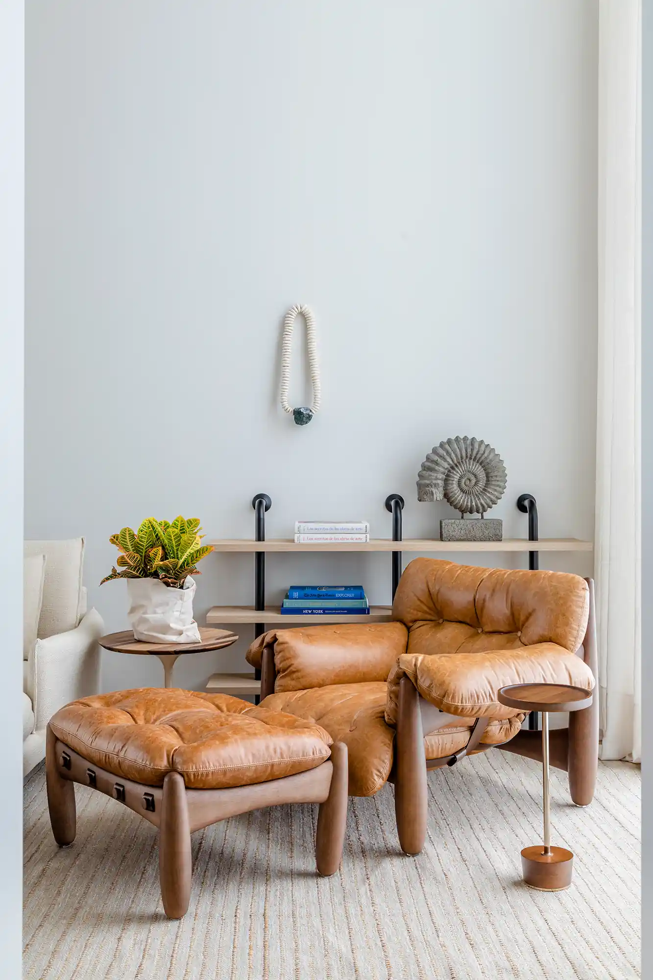 5 ideias de títulos:
1. Biofilia e Luxo Habitável: As Tendências de Design de Interiores para 2026
2. Cores e Materiais Naturais: A Paleta de Design para 2026
3. Móveis Icônicos e Clássicos: O Legado do Design em 2026
4. Marcenaria Tecnológica: A Integração do Futuro no Design de Interiores
5. Onde Encontrar Design Assinado no Brasil: Lojas e Marcas Essenciais