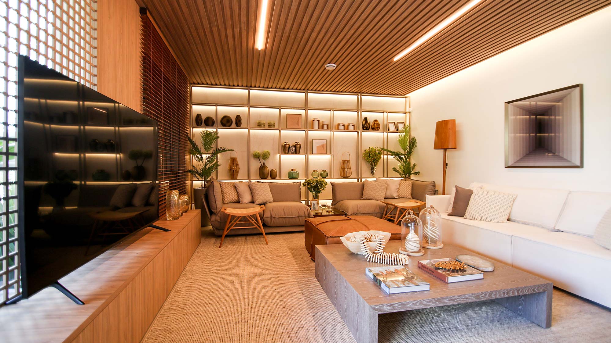 5 ideias de títulos:
1. Biofilia e Luxo Habitável: As Tendências de Design de Interiores para 2026
2. Cores e Materiais Naturais: A Paleta de Design para 2026
3. Móveis Icônicos e Clássicos: O Legado do Design em 2026
4. Marcenaria Tecnológica: A Integração do Futuro no Design de Interiores
5. Onde Encontrar Design Assinado no Brasil: Lojas e Marcas Essenciais