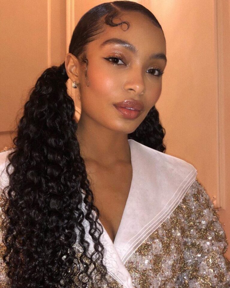 Divisão em Zig-Zag: O Passo a Passo para um Penteado Y2K Perfeito em Cachos