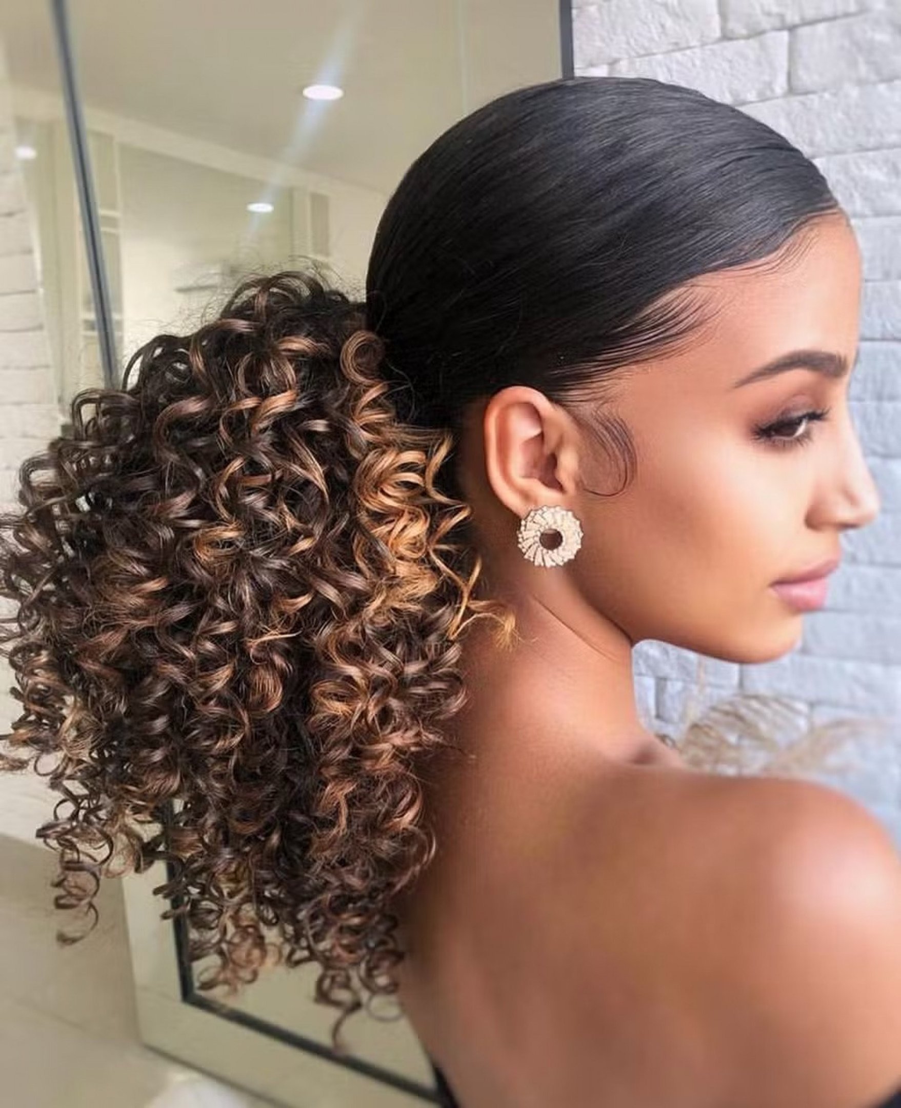 Divisão em Zig-Zag: O Passo a Passo para um Penteado Y2K Perfeito em Cachos