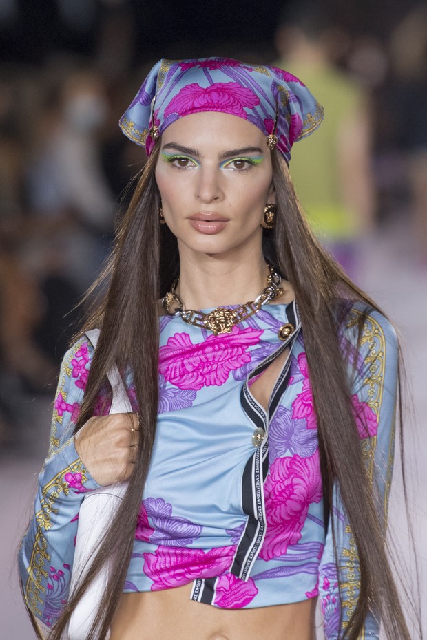 Inspirações de Penteados Anos 2000 com Mechas Frontais para Cabelos Cacheados