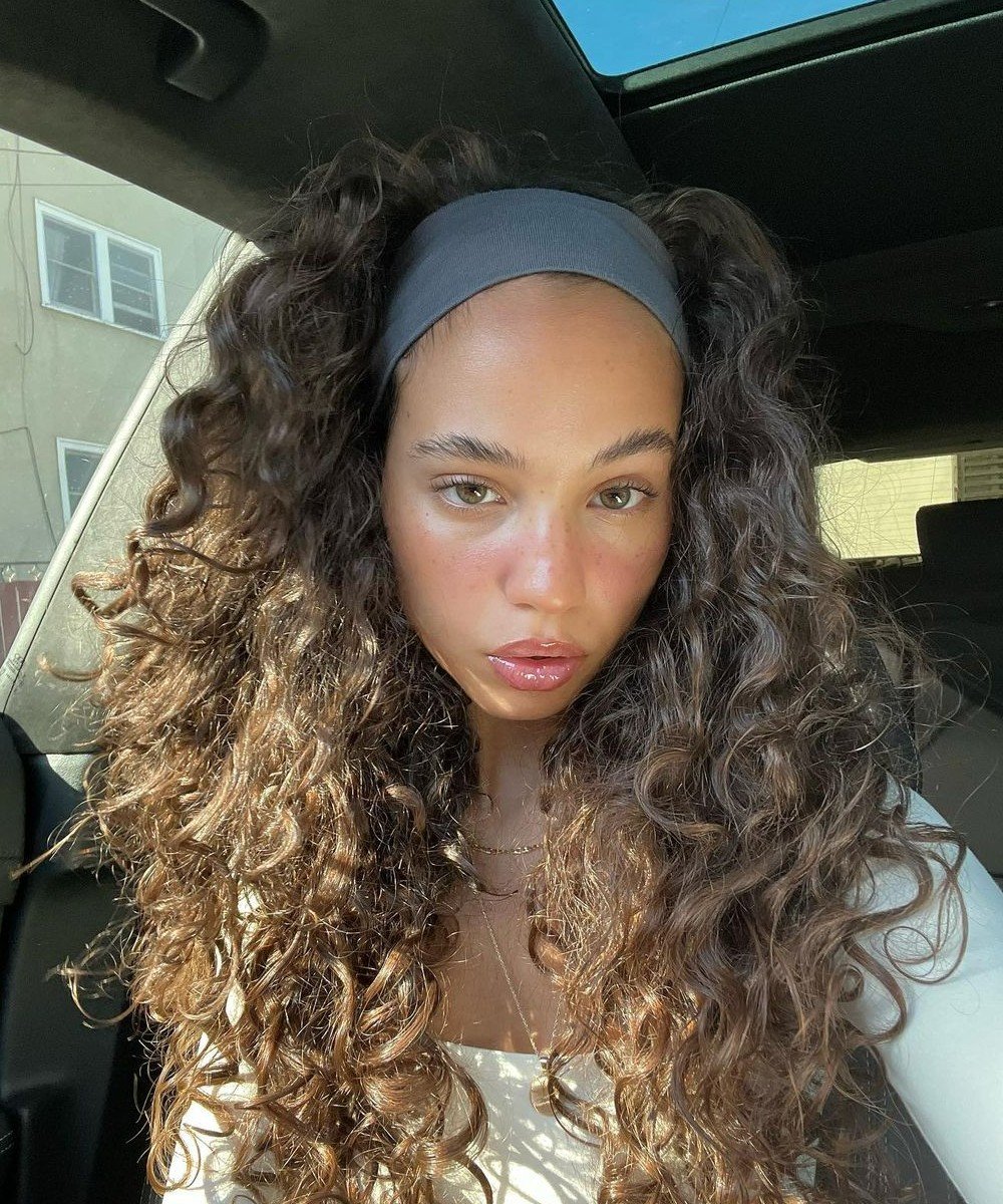 Volume e Definição: As Melhores Técnicas para Cabelos Cacheados Y2K