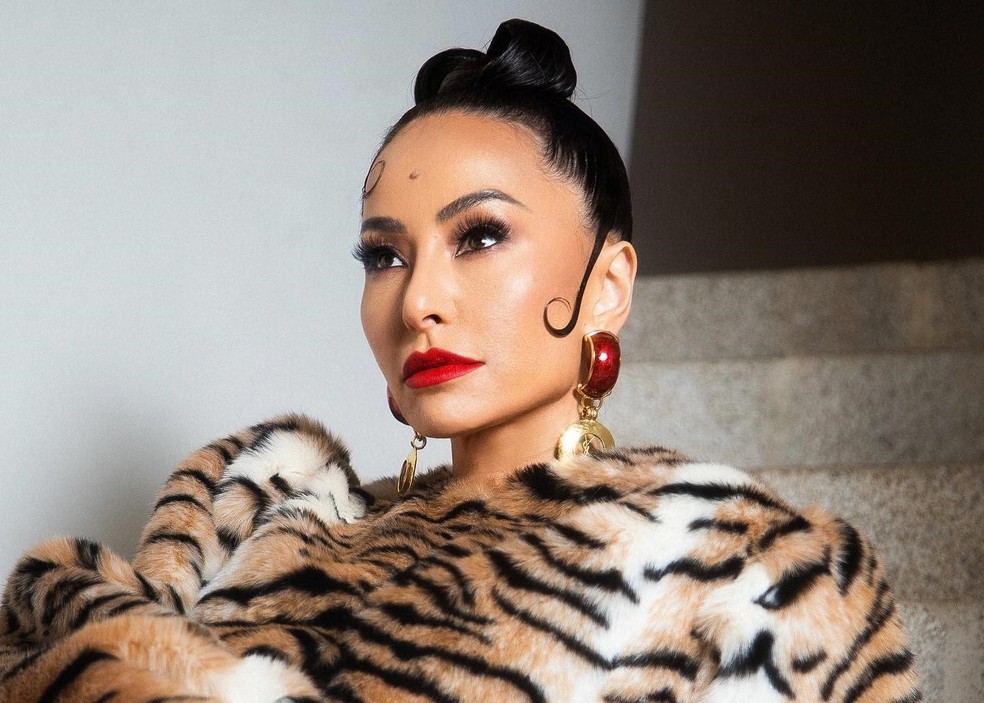 Penteados com Coques para Cabelos Cacheados Tipo 4C: Estilo e Praticidade