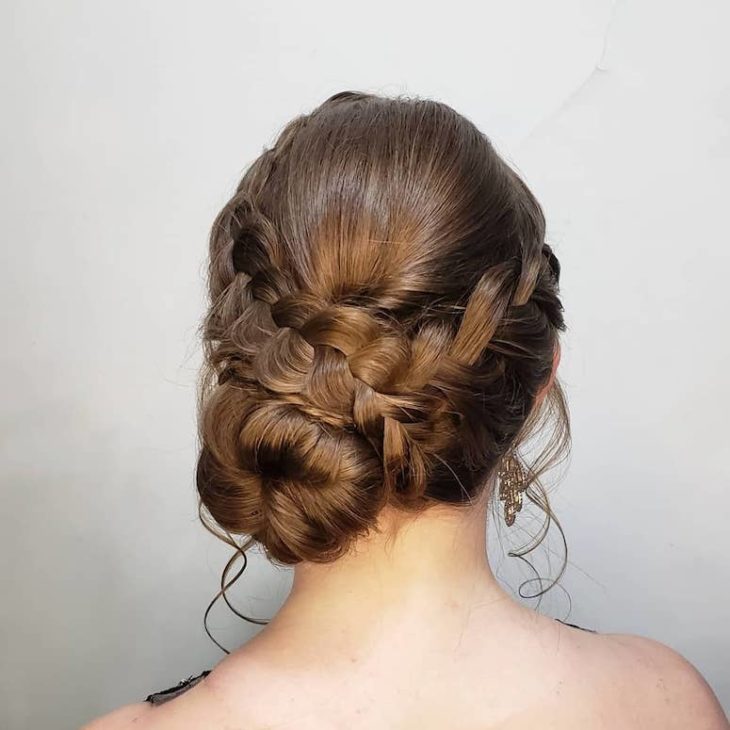Coque de 4 Mechas: O Penteado Elegante para Noivas e Ocasiões Especiais
