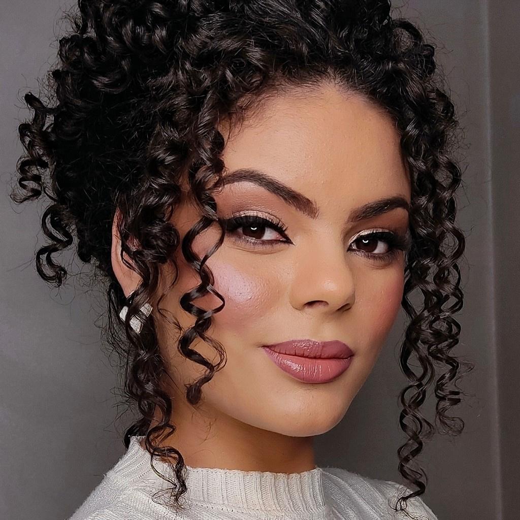 Como Escolher o Penteado Cacheado Ideal para Cada Tipo de Cerimônia