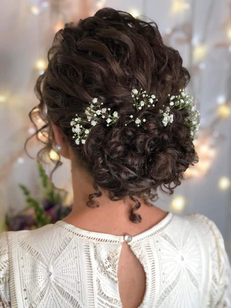 Inspirações de Penteados Soltos para Casamento com Cabelo Cacheado