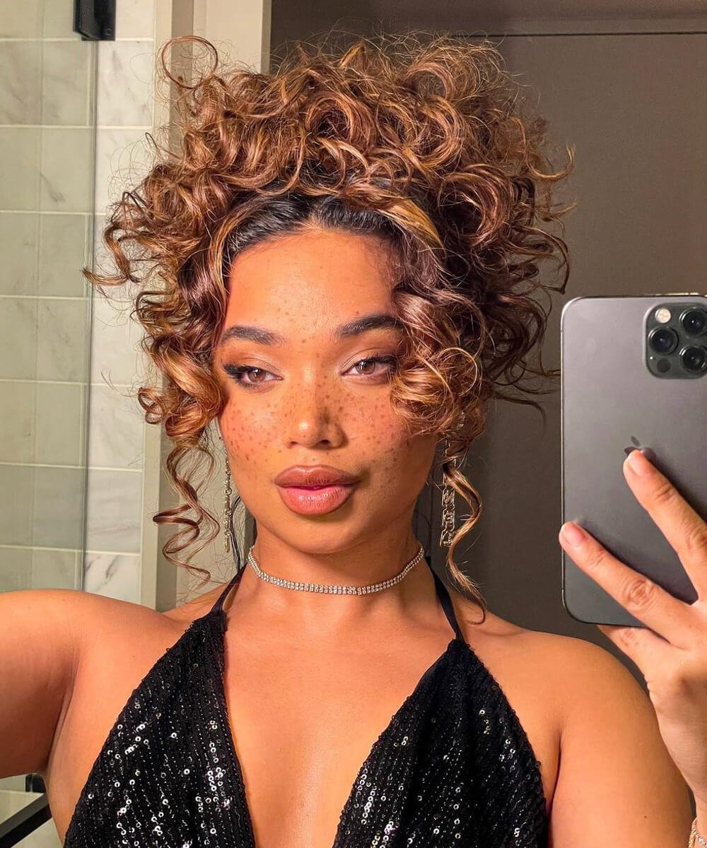 Guia Completo de Acessórios para Penteados de Noiva Cacheada