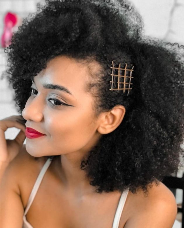 Inspirações de Penteados Soltos para Casamento com Cabelo Cacheado