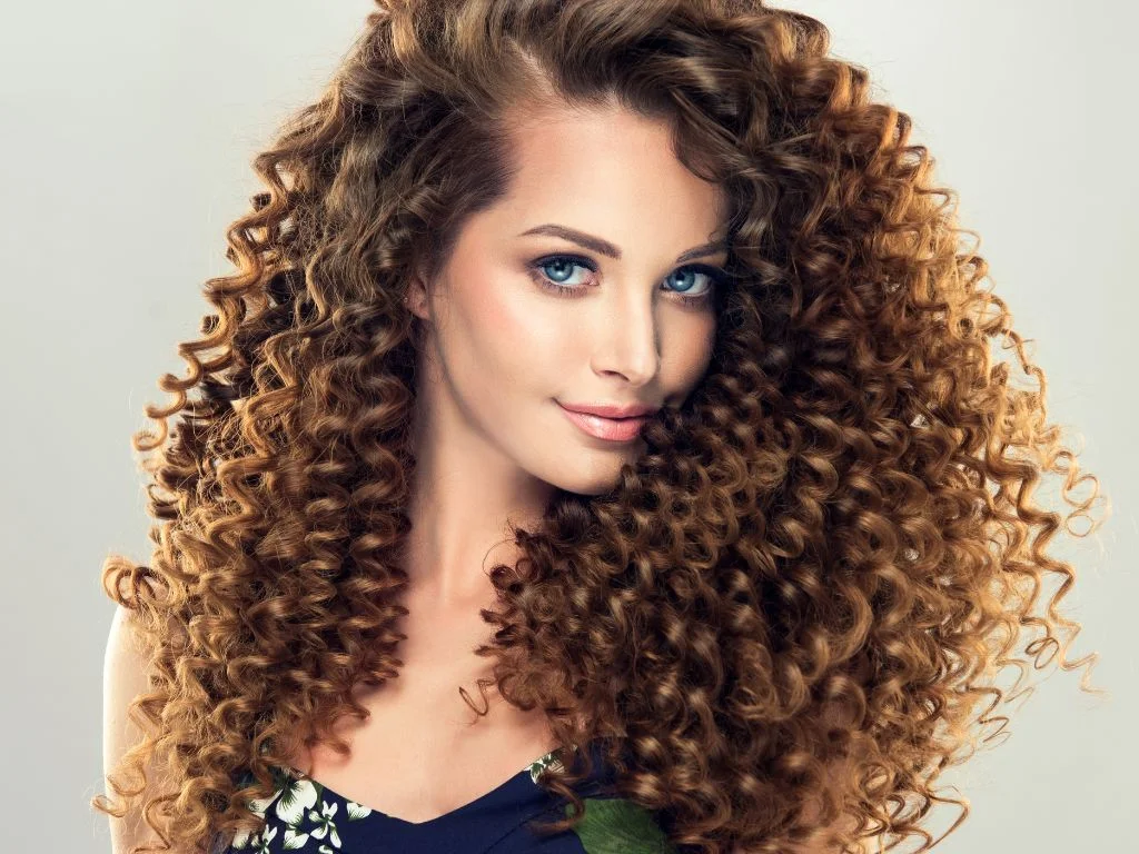 Inspirações de Penteados Soltos para Casamento com Cabelo Cacheado