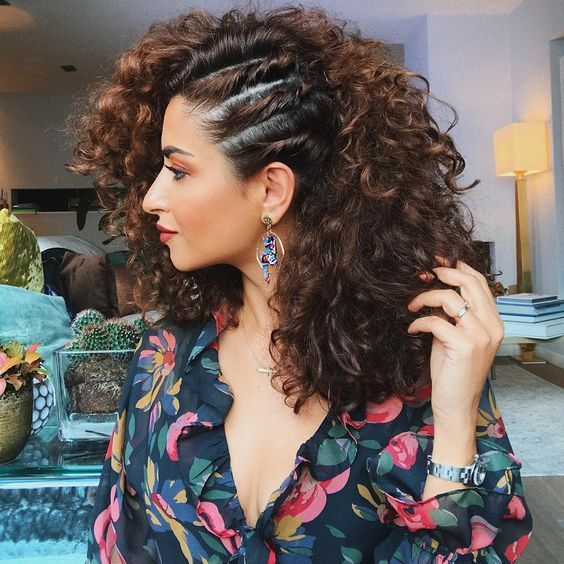 Inspirações de Penteados Soltos para Casamento com Cabelo Cacheado