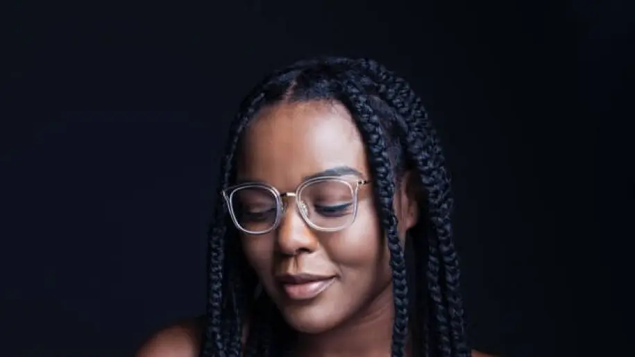 Inspirações de Penteados com Tranças Laterais e Cabelo Solto