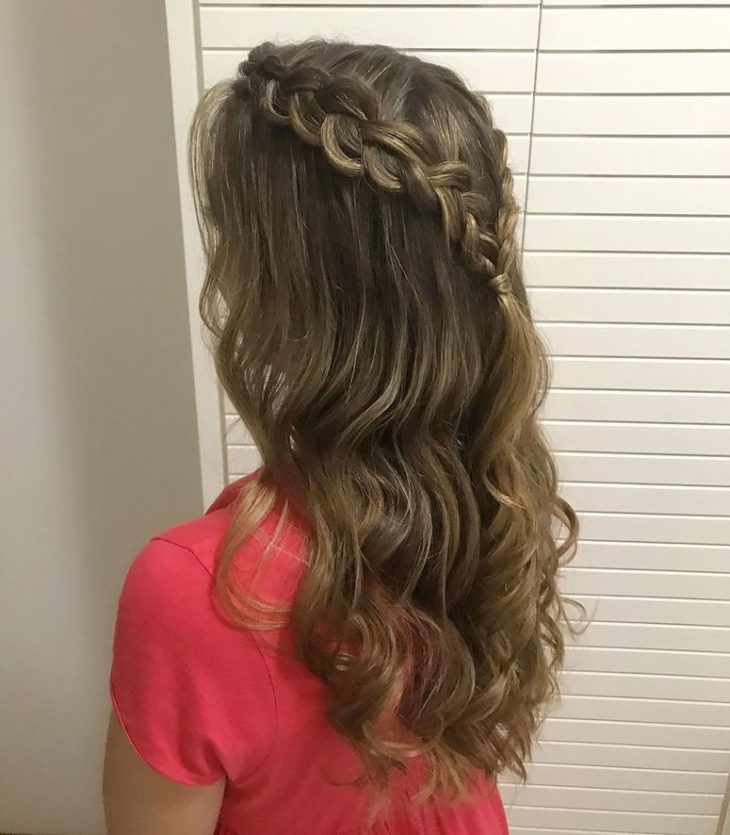 Inspirações de Penteados com Tranças Laterais e Cabelo Solto