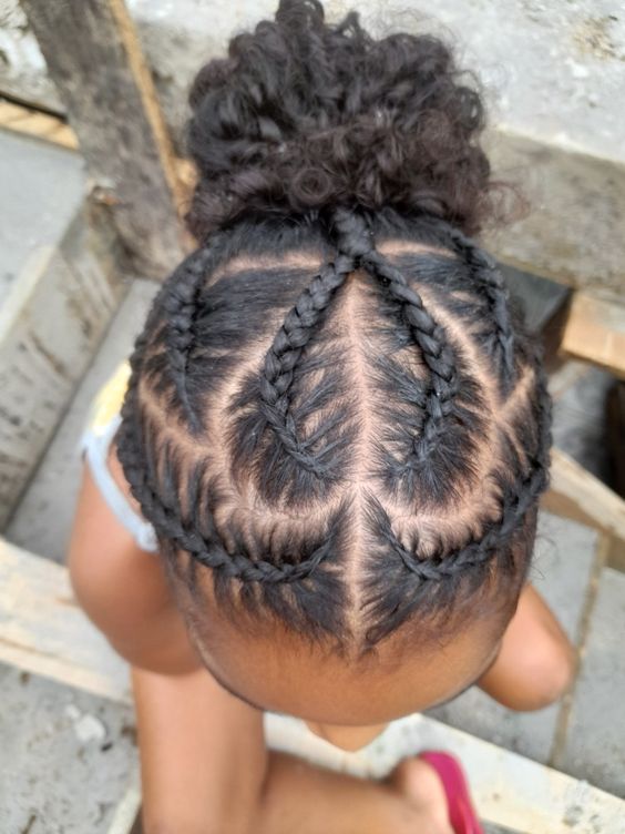 Inspirações de Penteados com Tranças Laterais e Cabelo Solto