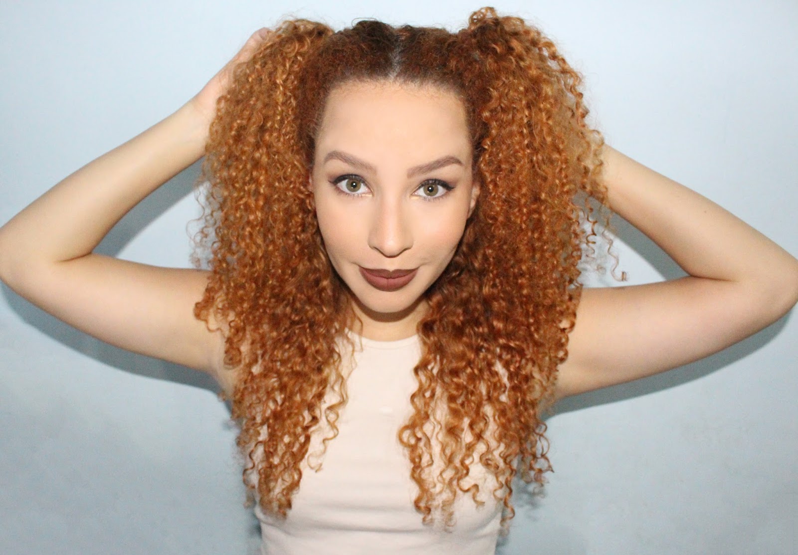 Penteados sleek para cabelos cacheados: elegância em eventos