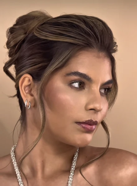 Penteados para formatura com vestido tomara-que-caia