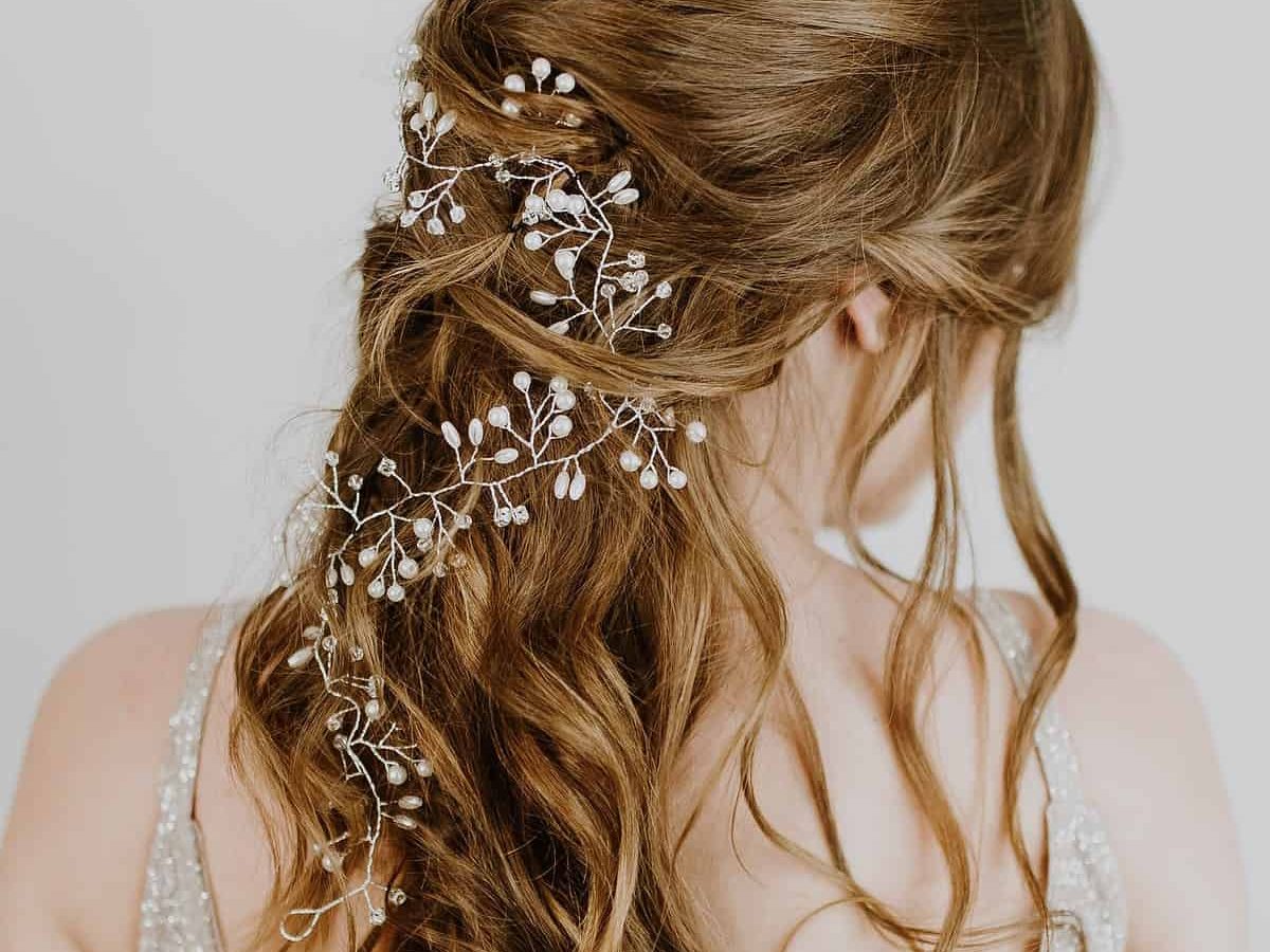 ideias de penteados semipresos românticos para cabelo ondulado curto