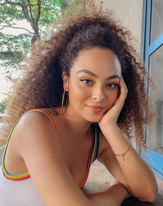 penteado tiara cabelo cacheado