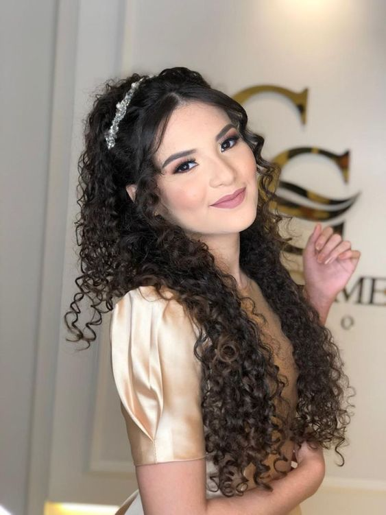 Guia completo de como usar tiara em cabelos curtos