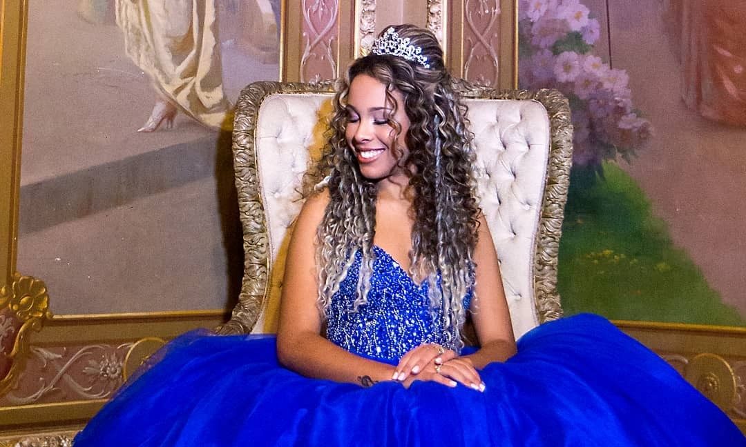 Acessórios ideais para penteados de 15 anos em cabelos cacheados