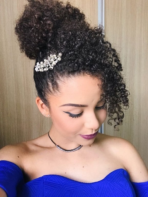 Coque despojado para cachos: elegância e praticidade na festa de 15 anos