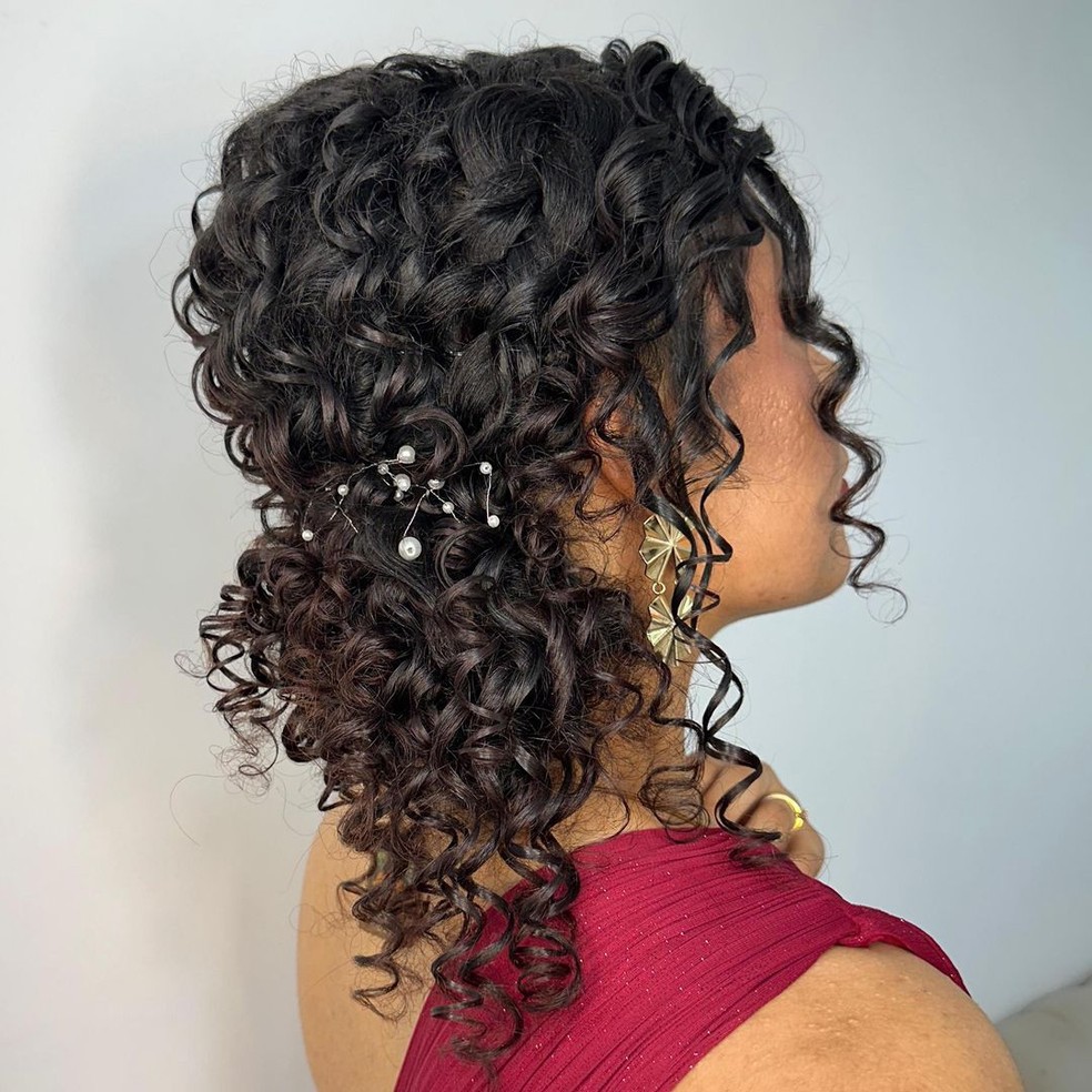 Penteados Cabelo Cacheado Curto