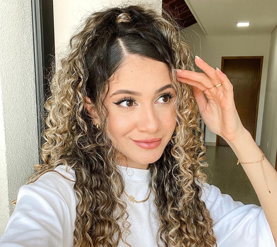 penteado semipreso romântico para cabelo ondulado curto