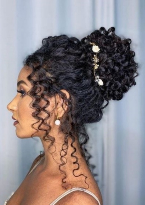 como evitar frizz em penteado ondulado festa