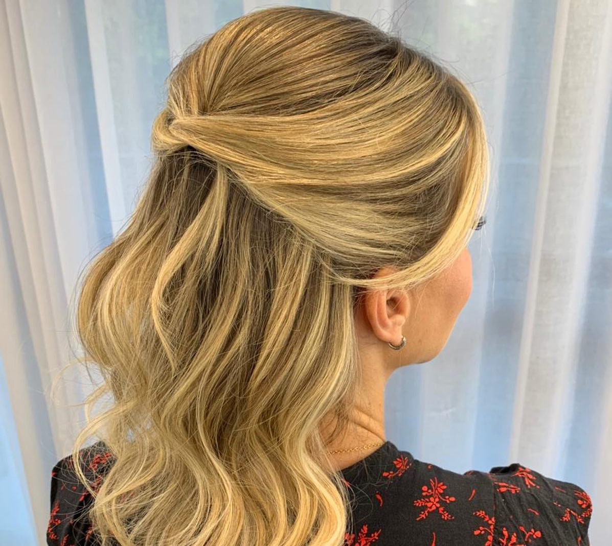 como evitar frizz em penteado ondulado festa