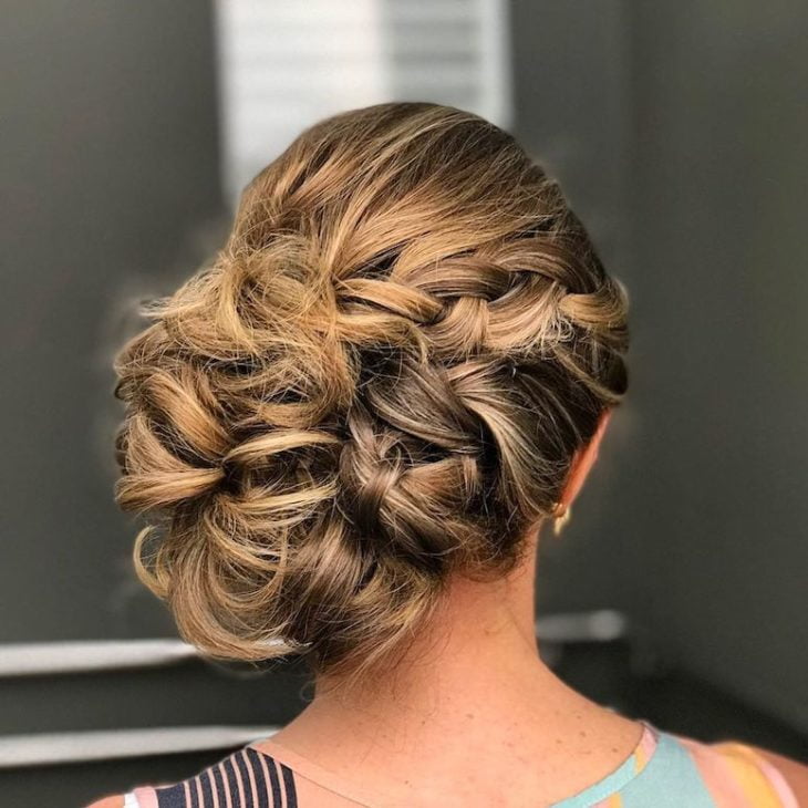 Penteados para Cabelo Médio: Tendências de Casamento para Madrinhas e Convidadas