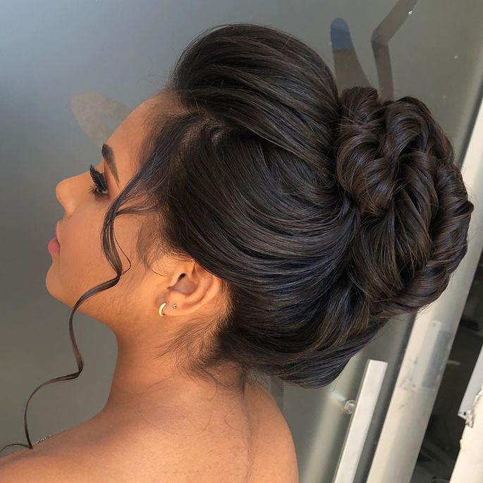 Penteados semi-presos elegantes para casamentos em 2026