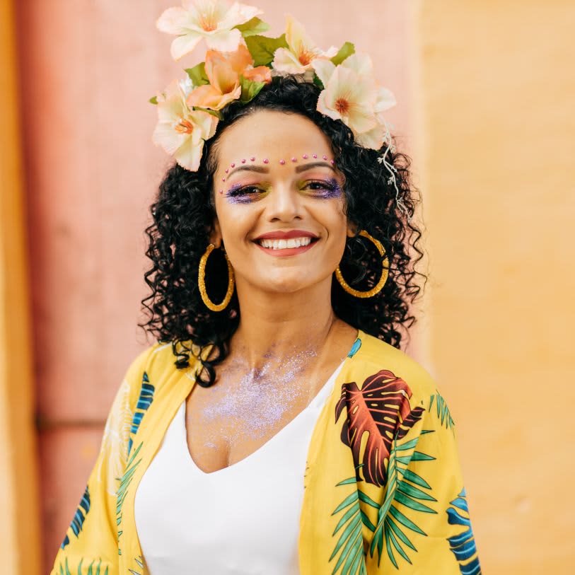Maquiagem de Carnaval que Combina com Penteados Coloridos
