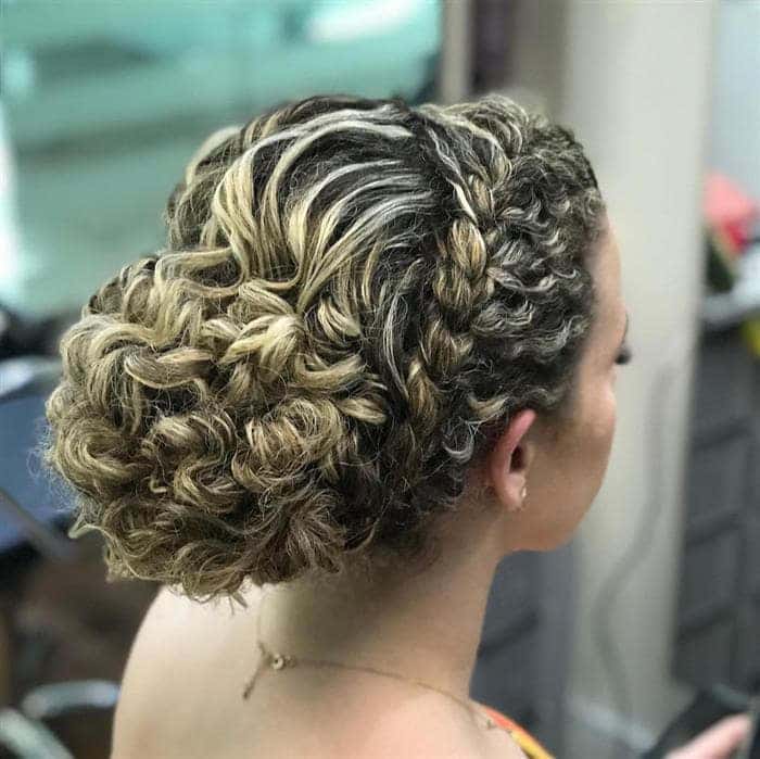 penteados em cabelo cacheado