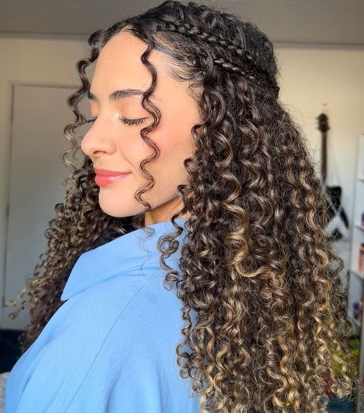 Guia Completo de Cuidados para Cabelos Cacheados: Do Day After ao Corte