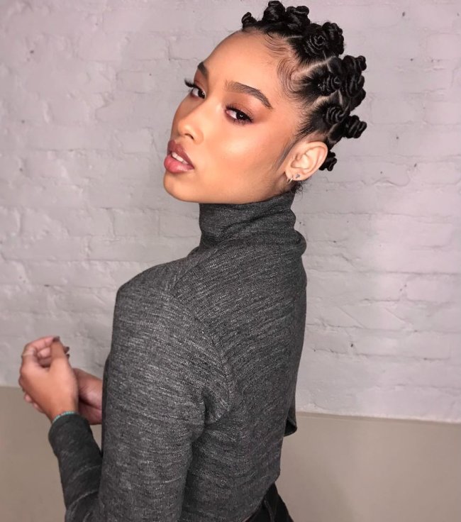 penteados em cabelos cacheados e curtos