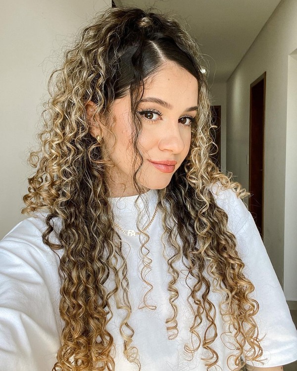 5 Penteados Rápidos e Estilosos para Cabelos Cacheados
Como Fazer Coque Abacaxi Perfeito em Cabelos Cacheados
Torcidinho Lateral: O Penteado Curinga para Cabelos Cacheados
Rabo de Cavalo com Truque de Volume para Cabelos Cacheados
Dicas Essenciais para Facilitar Penteados em Cabelos Cacheados