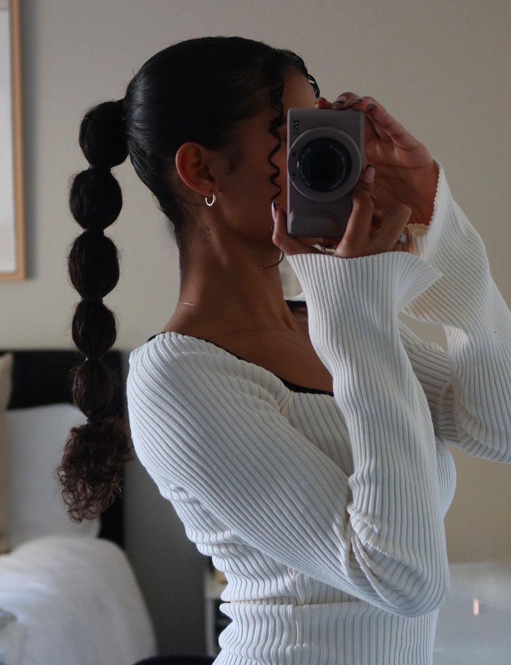 5 Penteados Rápidos e Estilosos para Cabelos Cacheados
Como Fazer Coque Abacaxi Perfeito em Cabelos Cacheados
Torcidinho Lateral: O Penteado Curinga para Cabelos Cacheados
Rabo de Cavalo com Truque de Volume para Cabelos Cacheados
Dicas Essenciais para Facilitar Penteados em Cabelos Cacheados