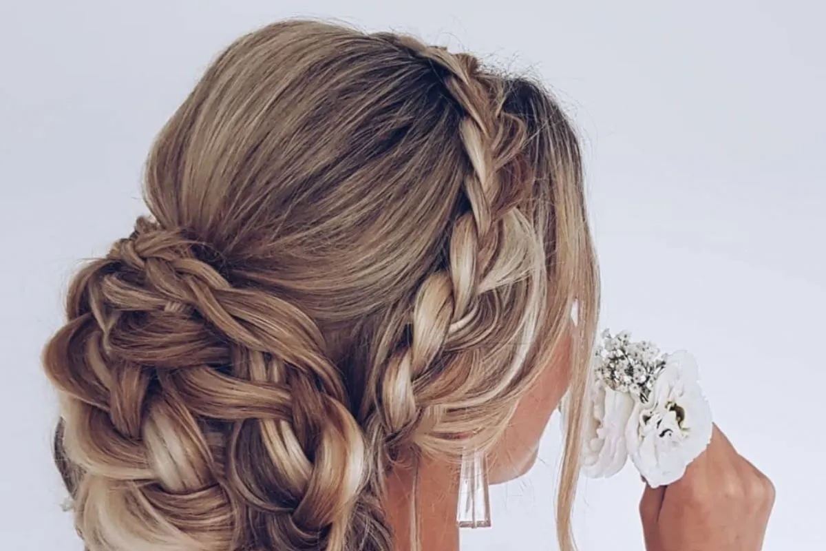 5 Ideias de Penteados para Arrasar em Qualquer Ocasião
5 Penteados Clássicos que Nunca Saem de Moda
Como Escolher o Penteado Perfeito para o Seu Tipo de Rosto
Tendências de Penteados para 2025: O Que Usar?
Guia Completo de Acessórios para Penteados