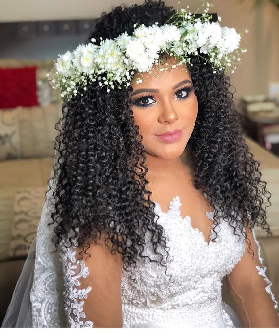 Penteados Semi-Presos com Tranças para Cabelos Cacheados: Elegância e Praticidade